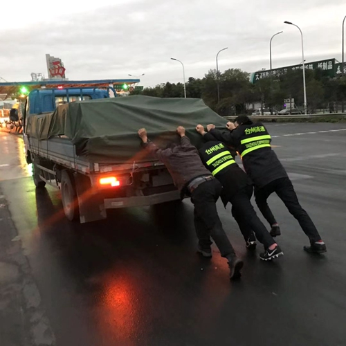 20190111圖為收費(fèi)員一起推車的場面_副本.jpg